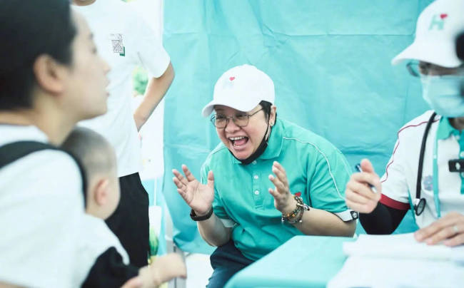 佟丽娅谈跟韩红回家乡做公益感受：充满感动与力量