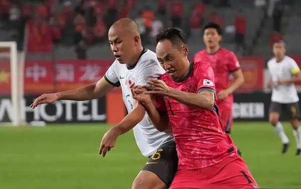 股壹佰 东亚杯第1球！国足打穿中国香港：全队狂欢 28岁国脚滑跪