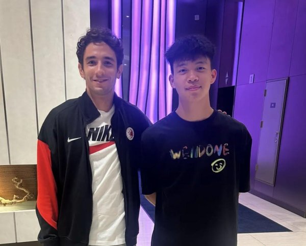 大智慧配资 中国香港队宾纪文晒与王钰栋合影：赛后我第一时间向他道歉