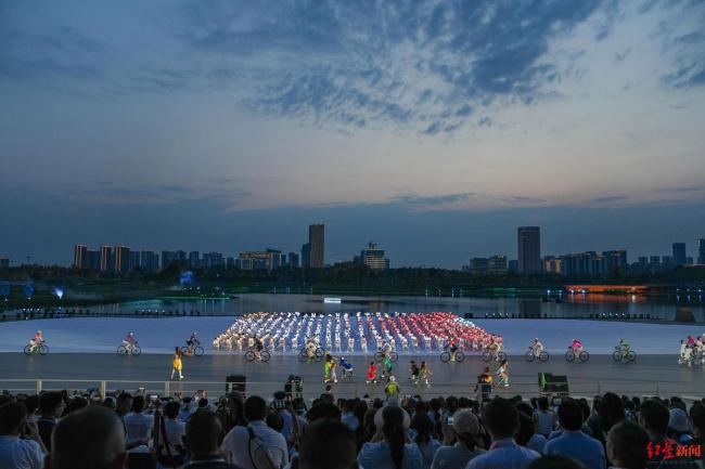 成都世运会焰火彩排看到一棵大树 缤纷盛典展现活力中国